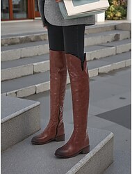 Naisten polven yli ulottuvat saappaat sivuvetoketjulla, matalalla korolla ja ratsastustyylillä varustetut kengät rentoon katutyyliin ja kaupunkikäyttöön.