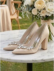 naisten norsunluunväriset satiinista valmistetut avokkaat – elegantit hääkengät ulkoilmahäihin