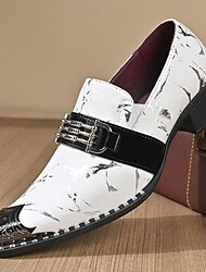 Witte herenschoenen met gesp van imitatieleer – moderne instappers, geschikt voor feestjes, bruiloften en formele gelegenheden.
