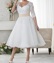 preiswerte -Empfang Hochzeitskleider A-Linie Illusionskragen V-Ausschnitt Halbärmel Tee Länge Spitze Brautkleider mit Spitzenapplikationen