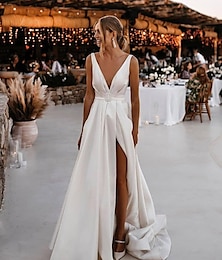 preiswerte -Strand Lässige Hochzeitskleider A-Linie V-Ausschnitt Ärmellos Hofzug Satin Brautkleider Mit Schärpen  Bändern Schärpe  Band
