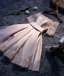 Недорогие -трапециевидное платье для подружки невесты с открытыми плечами с короткими рукавами элегантный короткий / мини из атласа с кружевом 2023