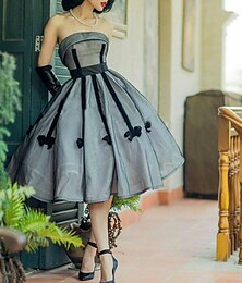 preiswerte -A-Linien Cocktailkleider Elegantes Kleid Hochzeitsgast Partykleidung Knielang Ärmellos Strapless Satin mit Sash  Band Falten Derby Kleider 2025