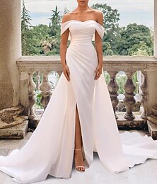 preiswerte -Halle Lässige Hochzeitskleider Figurbetont Schulterfrei Mit Kappenärmeln Gerichtsstrecke Satin Brautkleider Mit Geteiltem Vorderteil