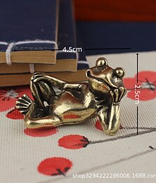 Недорогие -Милая мини-статуэтка латунной лягушки в стиле ретро — идеальное украшение для рабочего стола для дома, офиса и гостиной