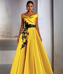 levne -A-line večerní šaty Elegantní šaty Host na svatbě Černá kravata Délka k podlaze Bez rukávů S odhalenými rameny Pásek  stužka Satén s rozparkem a aplikacemi