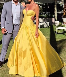 preiswerte -A-Linie Abendkleid Promi-Stil Kleid Formell Hochzeitsgast Bodenlang Ärmellos Trägerlos Satin mit Falten Gerafft 2025