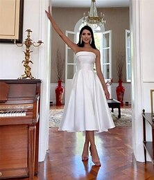 economico -Abiti Piccole Bianche Stile Reale Hall Abiti da Matrimonio A-Line Spalla Scoperta Senza Maniche Lunghezza Tea Seta Abiti da Sposa con Colore Solido