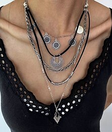 economico -Collana a strati in stile bohémien in argento con catene nere e argento, pendenti circolari e geometrici, perfetta per abbigliamento casual e da sera, ideale per accessori estivi e da festival
