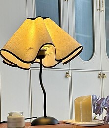 economico -Lampada da tavolo in metallo, lampada da comodino, lampada creativa in tessuto a forma di petalo, lampada da camera da letto, lampada da notte, lampada da ufficio, lampada da studio, lampada a LED per