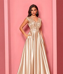 billiga -A-linje Quinceanera klänningar Elegant Klänning Formell Bröllop Golvlång Ärmlös V-hals Polyester med Plisserat 2025
