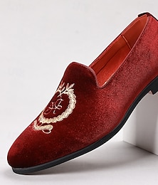 billige -Herreloafers i burgunderfarget fløyel med brodert våpenskjold – slip-on festsko til bryllup, banketter og festlige anledninger