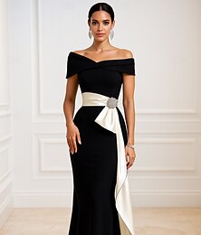 billiga -Svart och Vit Sjöjungfru Klänning Elegant Klänning Formell Bröllop Gäst Golvlängd Kort Ärme Off Shoulder Stretch Crepe med Rynkade Volanger