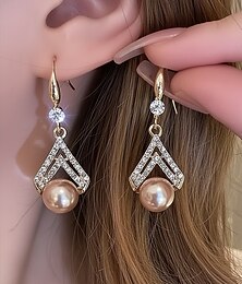 abordables -Boucles d'oreilles pendantes en fausses perles pour femme, design géométrique élégant orné de cristaux, style nuptial classique, idéales pour les mariées, les cérémonies de mariage et les soirées habillées.