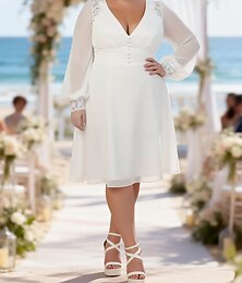 economico -Linea ad A Lunghezza al ginocchio Abito Bianco Abiti da sposa Abito da sposa Elegante Piccoli Abiti Bianchi Manica Lunga Scollo a V Matrimonio Laurea Chiffon con Pizzo Pieghe Tinta unita