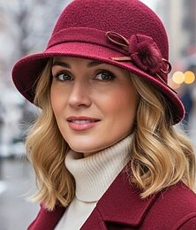 abordables -Bonnet en feutre de laine pour femme, orné d'un pompon fleuri en peluche, disponible en plusieurs couleurs, idéal pour l'hiver et les tenues décontractées.