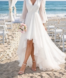 preiswerte -Strandhochzeit Brautdusche kleines weißes Kleid Brautduschenkleider legere Hochzeitskleider A-Linie V-Ausschnitt Langarm asymmetrisches Chiffon Brautkleider in einfarbig
