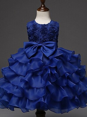 Qué color de zapatos debo llevar con un vestido azul marino?
