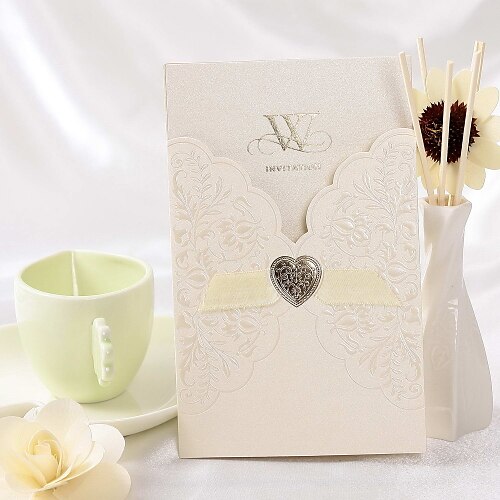 Folde og Pakke Bryllupsinvitationer Invitationskort Blomsterstil Perle-papir 7.2*5 tommer (ca. 18*13cm) Bånd