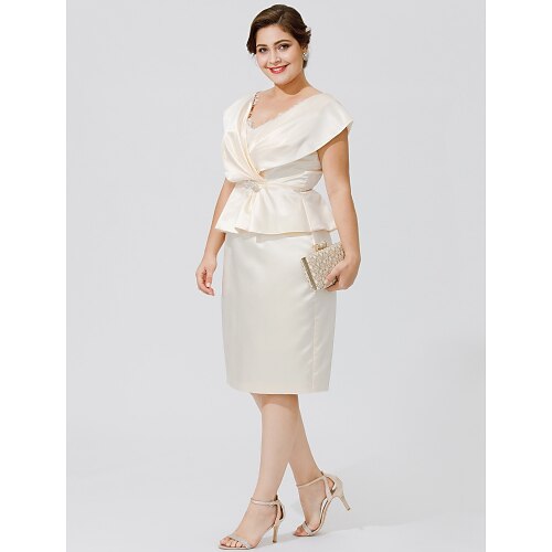 

Sheath / Column Mother of the Bride Dress Chic & Modern Glamorous & Dramatic Plus Size V Neck Knee Length Satin Sleeveless with Criss Cross Appliques Crystal Brooch 2022