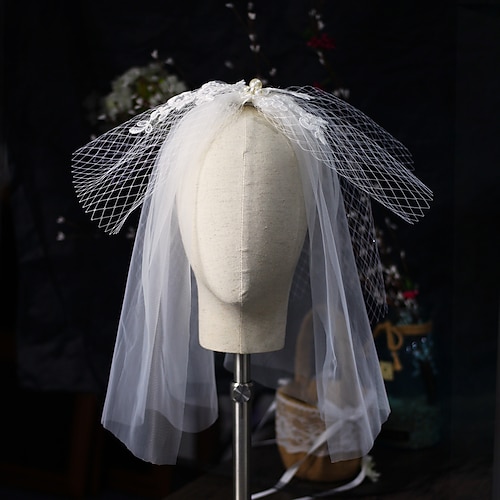 

One-tier Lace / Sweet Wedding Veil Shoulder Veils with Faux Pearl Tulle