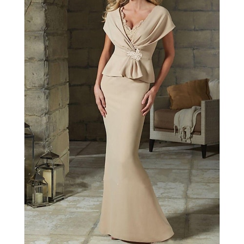 

Sheath / Column Mother of the Bride Dress Elegant V Neck Floor Length Satin Short Sleeve with Ruffles Crystal Brooch Ruching 2022