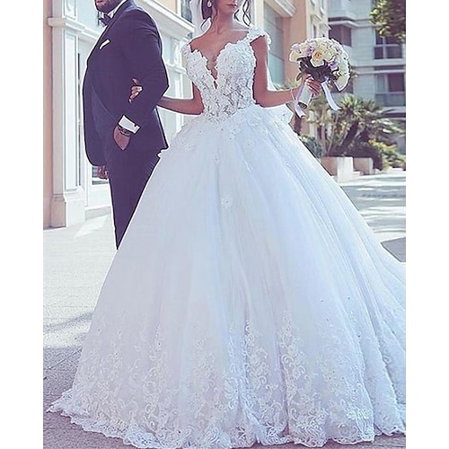 

Princess Ball Gown Wedding Dresses V Wire Court Train Lace Tulle Cap Sleeve Country Formal Romantic with Pleats Appliques 2022