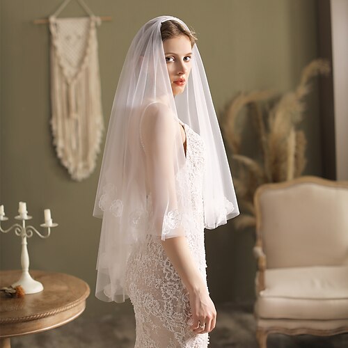 

Two-tier Stylish / Cute Wedding Veil Fingertip Veils with Scattered Bead Floral Motif Style Lace / Tulle