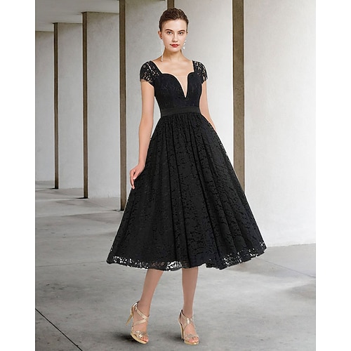 

A-Line Mother of the Bride Dress Elegant V Neck Knee Length Lace Sleeveless with Pleats 2022