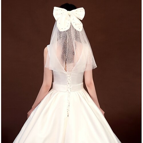 

One-tier Natural / Lace Wedding Veil Shoulder Veils with Satin Bow / Sequin / Solid Tulle