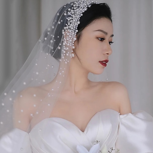 

One-tier Cute / Sweet Wedding Veil Fingertip Veils with Beading / Solid Tulle