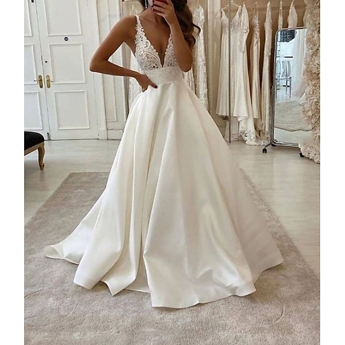 

A-Line Wedding Dresses V Neck Court Train Lace Satin Sleeveless Romantic Beach Sexy with Pleats Appliques 2022