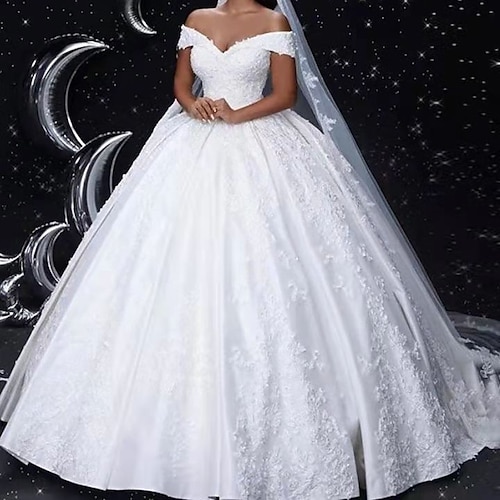 

Princess Ball Gown Wedding Dresses Off Shoulder Sweep / Brush Train Lace Satin Short Sleeve Formal Vintage Luxurious with Appliques 2022