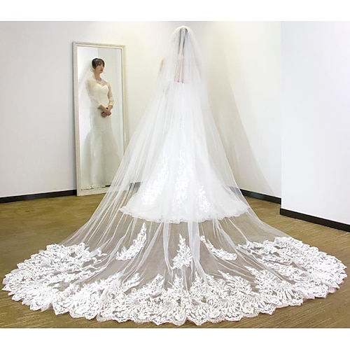 

One-tier Lace Applique Edge / Elegant & Luxurious Wedding Veil Cathedral Veils with Sequin / Appliques / Solid Tulle