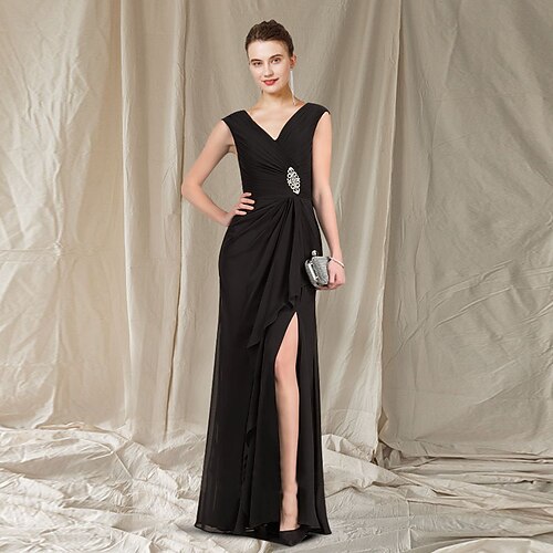 

A-Line Mother of the Bride Dress Elegant V Neck Floor Length Chiffon Sleeveless with Side-Draped 2022