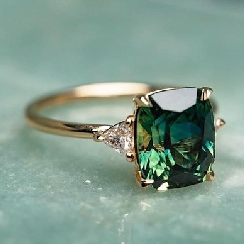

fashion retro inlaid square green gemstone four-claw ring ring engagement ring inlaid