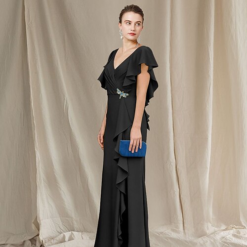 

Sheath / Column Mother of the Bride Dress Elegant V Neck Floor Length Stretch Chiffon Short Sleeve with Ruffles Crystal Brooch 2022