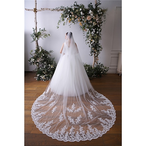 

One-tier Lace Applique Edge / Lace Wedding Veil Cathedral Veils with Embroidery / Appliques / Paillette 137.8 in (350cm) Tulle