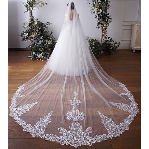 

One-tier Lace Applique Edge / Lace Wedding Veil Cathedral Veils with Embroidery / Appliques / Paillette 137.8 in (350cm) Tulle