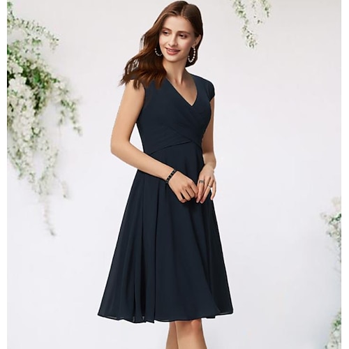 

A-Line Mother of the Bride Dress Elegant V Neck Knee Length Chiffon Cap Sleeve with Pleats Side-Draped Solid Color 2022