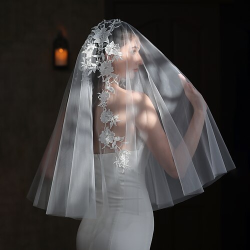 

Two-tier Vintage Style Wedding Veil Fingertip Veils with Pure Color Lace / Tulle