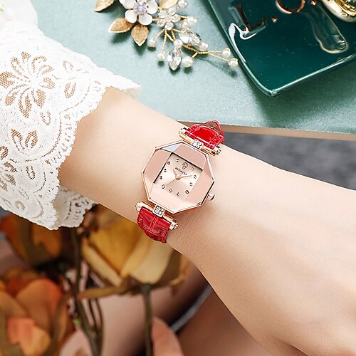 

Quartz Watch for Women's Analog Quartz Modern Style Stylish Fashion Elegant Casual Watch Alloy PU Leather Creative / One Year