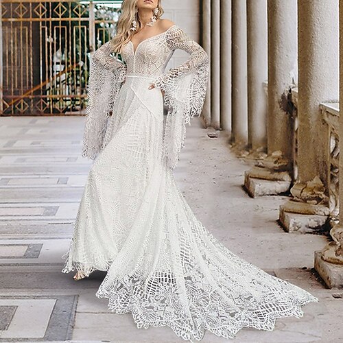 

A-Line Wedding Dresses V Neck Court Train Lace Long Sleeve Boho Sexy Backless with Appliques 2022