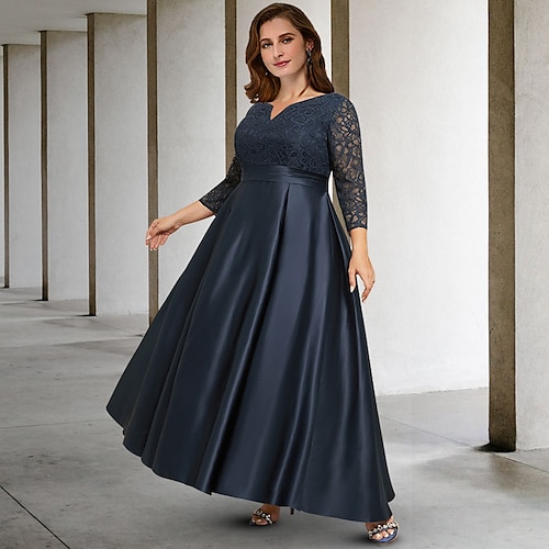 

A-linje Plus Size Curve Mother of the Bride kjoler Elegant Kjole Formel Assymetrisk 3/4-ærmer V-hals Satin med Plissé Krøllede Folder 2023