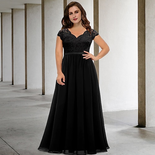 

A-linje Plus Size Curve Mother of the Bride kjoler Elegant Kjole Formel Gulvlang Kortærmet V-hals Chiffon med Plissé Applikeret broderi 2023