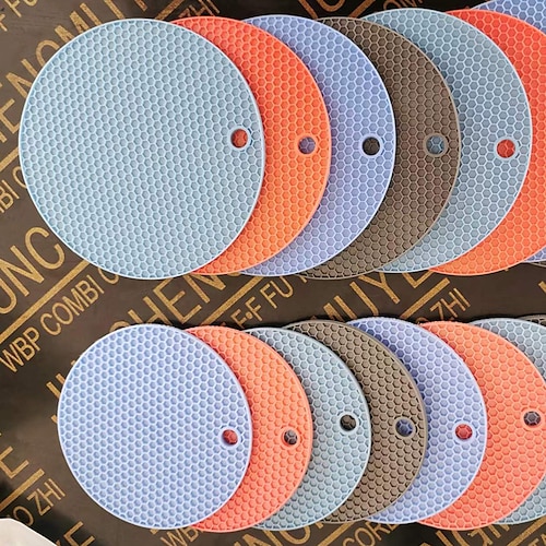 

2 Pcs manufacturers supply round silicone insulation pads anti-scalding coasters table mats casserole pads high temperature resistant honeycomb insulation