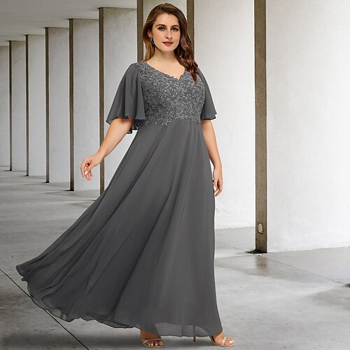 

A-linje Plus Size Curve Mother of the Bride kjoler Elegant Kjole Formel Gulvlang Kortærmet V-hals Chiffon med Plissé Applikeret broderi 2023