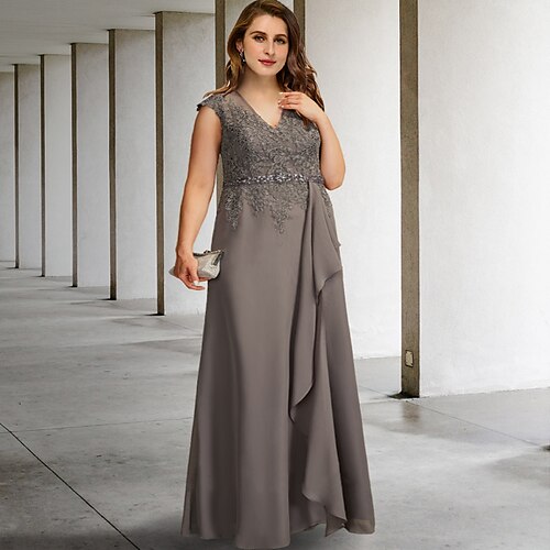 

A-linje Plus Size Curve Mother of the Bride kjoler Elegant Kjole Formel Gulvlang Uden ærmer V-hals Chiffon med Perlearbejde Applikeret broderi 2023