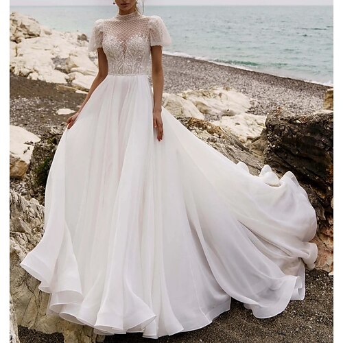 

Spiaggia / Destinazione Da cerimonia Abiti da sposa Strascico di corte Da principessa Manica corta Collo alto Di pizzo Con A pieghe Perline 2023 Primavera estate Abiti da sposa