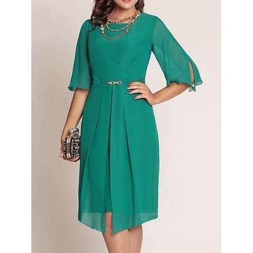 

Linjeform Kjole til brudens mor Bryllupsgjest Fest Elegant Petit Øsehals Knelengde Chiffon Halvlange ermer med Plissert Krystallbrosje 2023